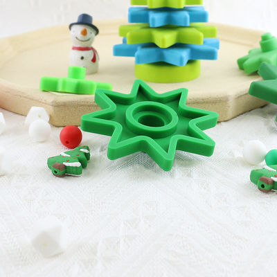 クリスマス ツリーの形のリング ブロックを積み重ねる可愛い人の柔らかいシリコーン