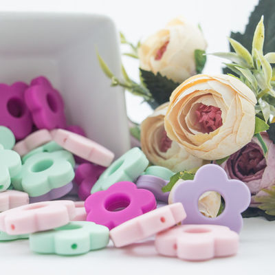 DIYの調停者クリップ咀嚼のネックレスのための花の穴のシリコーンの歯生期のビード4.5cm