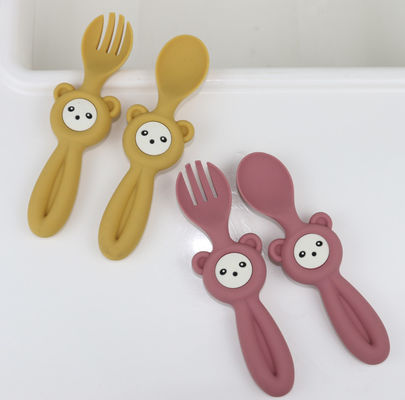 赤ん坊の子供のための柔らかくかわいいパンダ様式のシリコーンのフォークそしてスプーン