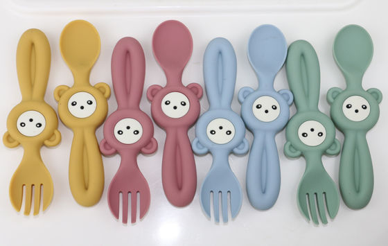 赤ん坊の子供のための柔らかくかわいいパンダ様式のシリコーンのフォークそしてスプーン