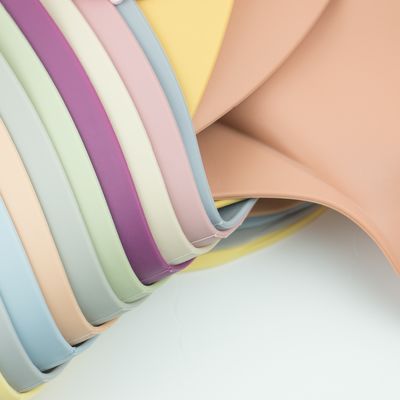BPAの自由で柔らかい個人化されたシリコーンの胸当て、防水シリコーンの食糧キャッチャーの胸当て