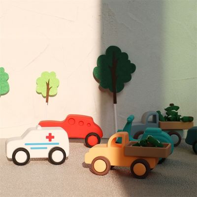 シリコン車 走るシリコン車 子供が遊んでいる