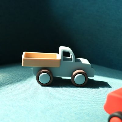 シリコン車 走るシリコン車 子供が遊んでいる