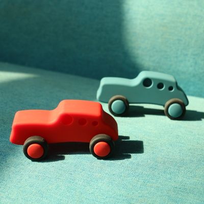 シリコン車 走るシリコン車 子供が遊んでいる