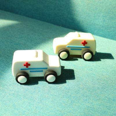 シリコン車 走るシリコン車 子供が遊んでいる