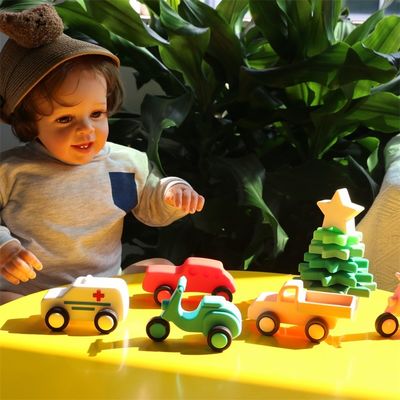シリコン車 走るシリコン車 子供が遊んでいる
