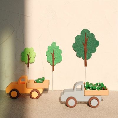 シリコン車 走るシリコン車 子供が遊んでいる