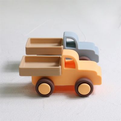 シリコン車 走るシリコン車 子供が遊んでいる