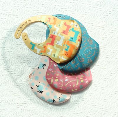 OEM 清潔に簡単 シリコン ベビー ビブ 0-4 歳 赤ちゃん 給餌 プリント シリコン ビブ カップ