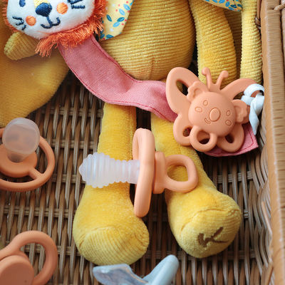 卸売 商品は色々な色で 配送は迅速 赤ちゃんにはBPAがなく 歯を磨く 落ち着く 柔らかいシリコン乳房