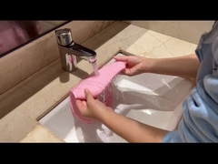 BPAの自由で柔らかい個人化されたシリコーンの胸当て、防水シリコーンの食糧キャッチャーの胸当て